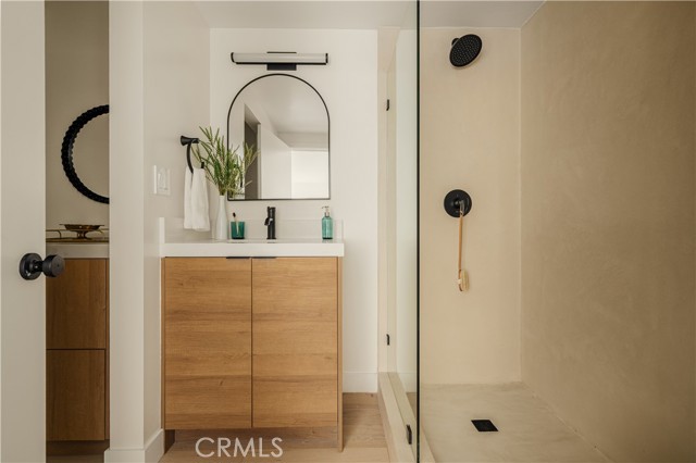 Detail Gallery Image 15 of 39 For 3950 Franklin Ave, Los Angeles,  CA 90027 - 3 Beds | 3/1 Baths