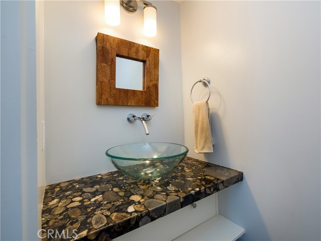 Detail Gallery Image 13 of 35 For 644 Hermosa Ave, Hermosa Beach,  CA 90254 - 3 Beds | 2/1 Baths