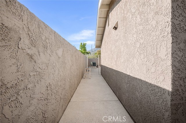 1092 Deborah Street, Upland CA: https://media.crmls.org/medias/f2e0c2d0-0fc1-4373-88e3-c56a86b1405f.jpg