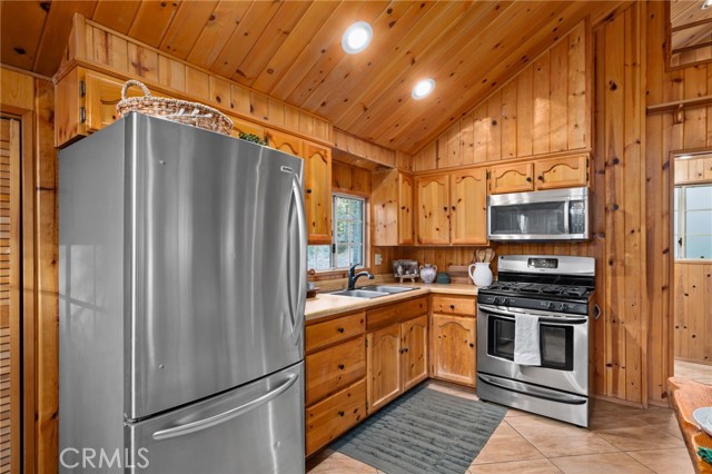 Detail Gallery Image 10 of 40 For 32143 West Dr, Running Springs,  CA 92382 - 2 Beds | 1/1 Baths