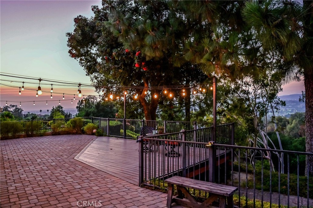 6587 E VIA ARBOLES