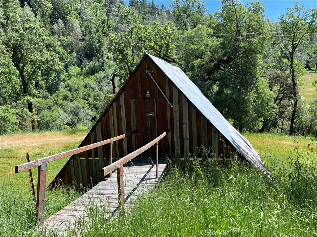 https://media.crmls.org/medias/f2e705d1-54da-40ac-bd30-475d0040ab89.jpg?preset=X-Large