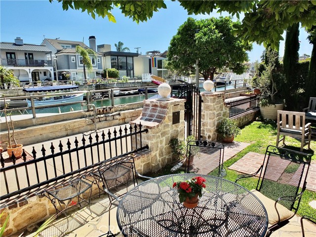 Detail Gallery Image 9 of 71 For 89 Rivo Alto Canal, Long Beach,  CA 90803 - 5 Beds | 3/1 Baths