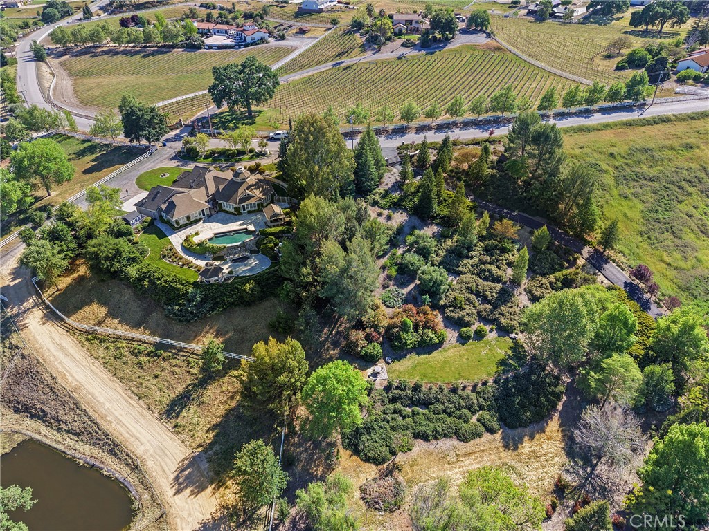https://media.crmls.org/medias/f2e80e98-bd52-403e-97a1-11e55f65b383.jpg?preset=X-Large