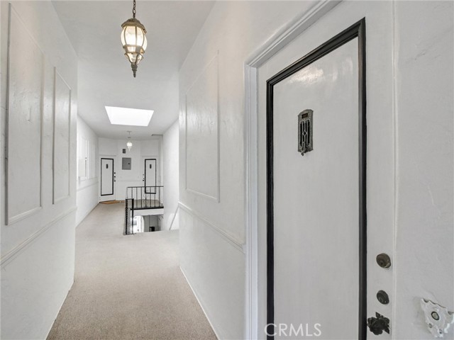 Detail Gallery Image 3 of 30 For 9949 Young Dr #204,  Beverly Hills,  CA 90212 - 1 Beds | 1 Baths