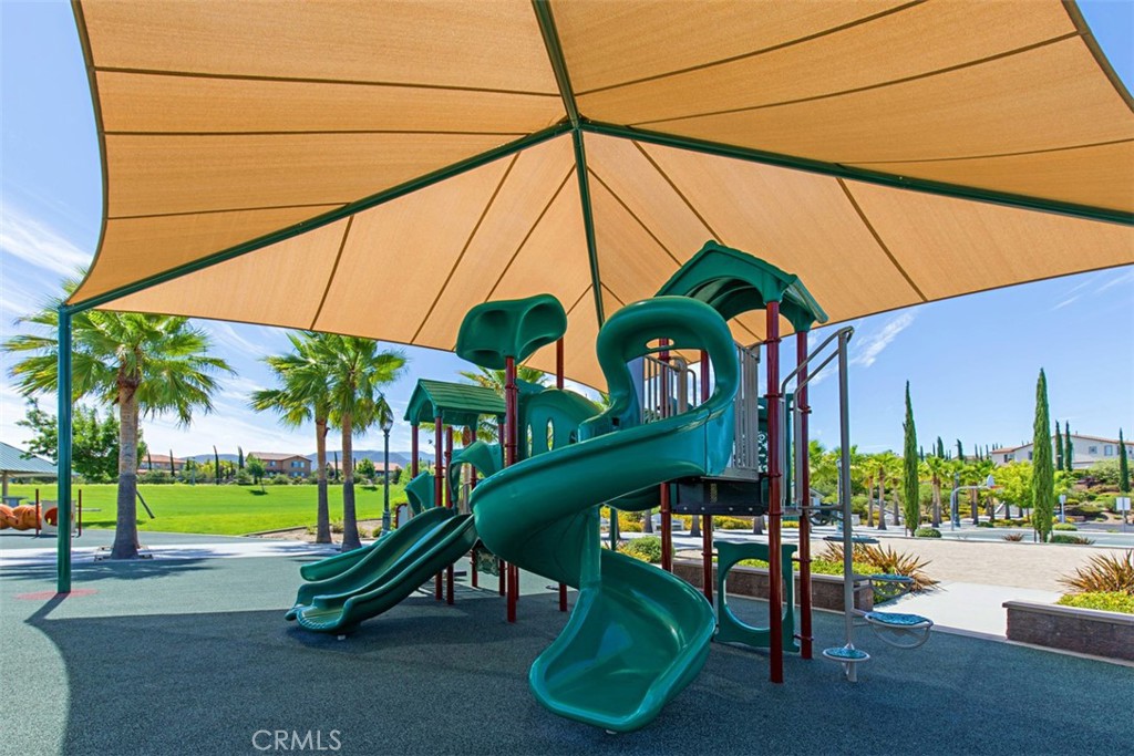 https://media.crmls.org/medias/f2eb541a-c765-4be1-aa12-def798be5fe3.jpg?preset=X-Large