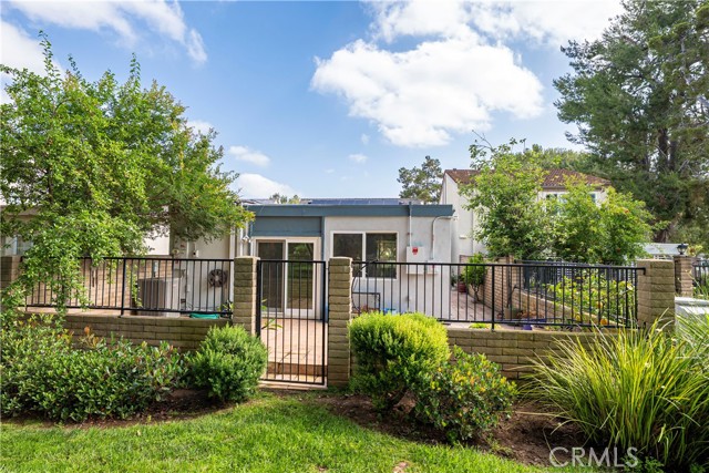75 Willow Tree Lane, Irvine CA: https://media.crmls.org/medias/f2f7fafe-5ae5-48b6-b6de-621aa6a1ad62.jpg