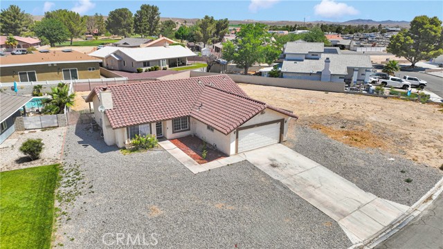 27818 Hummingbird Lane, Helendale CA: https://media.crmls.org/medias/f2f7fe6f-6ceb-4e0d-9a80-a17e94601064.jpg