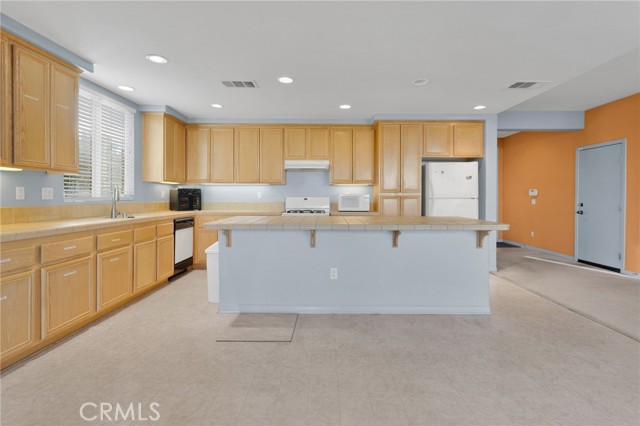 Detail Gallery Image 11 of 28 For 13816 Grant, Oak Hills,  CA 92344 - 4 Beds | 3 Baths