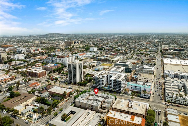 645 Pacific Avenue, Long Beach CA: https://media.crmls.org/medias/f2fd1987-0282-41d9-a4a1-b94f9ce7a62a.jpg