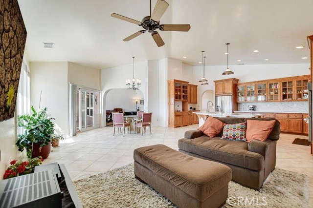 Detail Gallery Image 12 of 49 For 14712 Tigertail Rd, Apple Valley,  CA 92307 - 3 Beds | 3 Baths