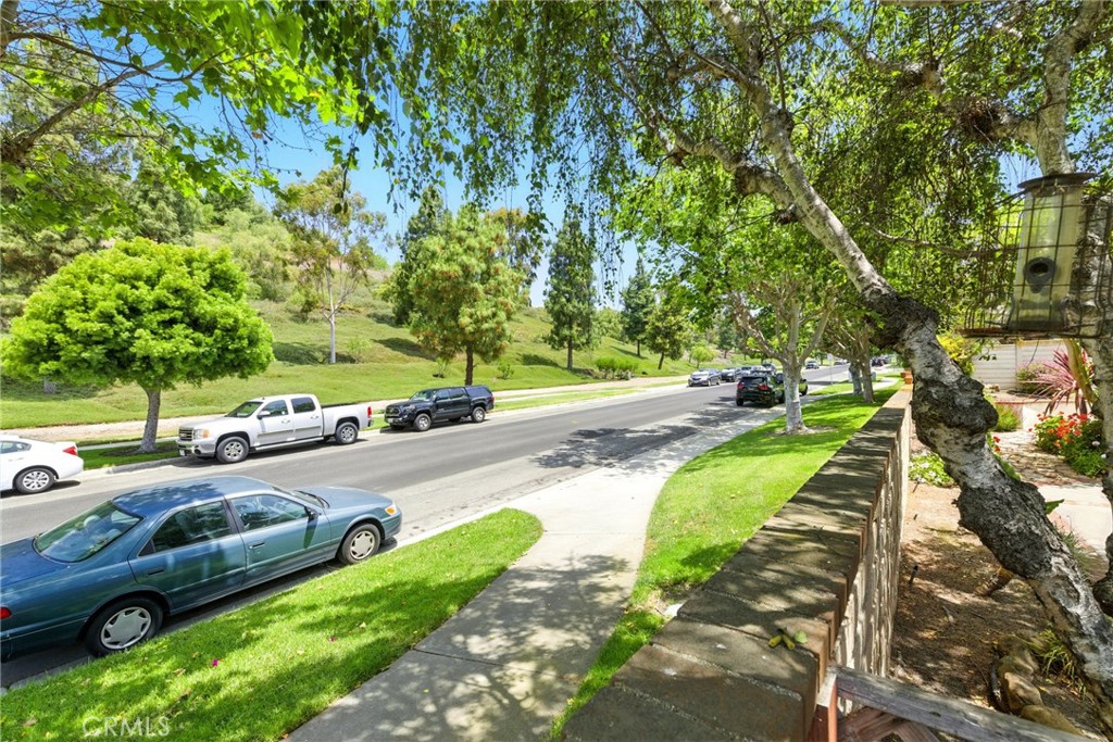 https://media.crmls.org/medias/f2fe698d-4916-4093-923f-71eee141bf39.jpg?preset=X-Large