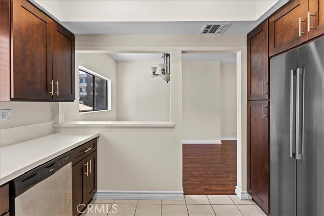 Detail Gallery Image 6 of 19 For 14247 Riverside Dr #104,  Sherman Oaks,  CA 91423 - 2 Beds | 2 Baths