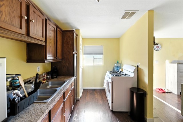 8876 Cypress Avenue, Riverside CA: https://media.crmls.org/medias/f305c52f-c2f0-4cd9-a920-0129651ffa1a.jpg