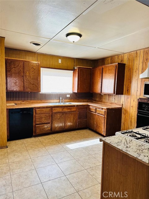 Detail Gallery Image 11 of 17 For 12013 Lee Ave, Adelanto,  CA 92301 - 3 Beds | 1 Baths