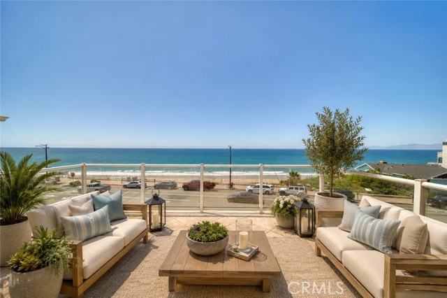 Virtually staged large top level Deck with sweeping ocean views Virtually staged large top level Deck with sweeping ocean views