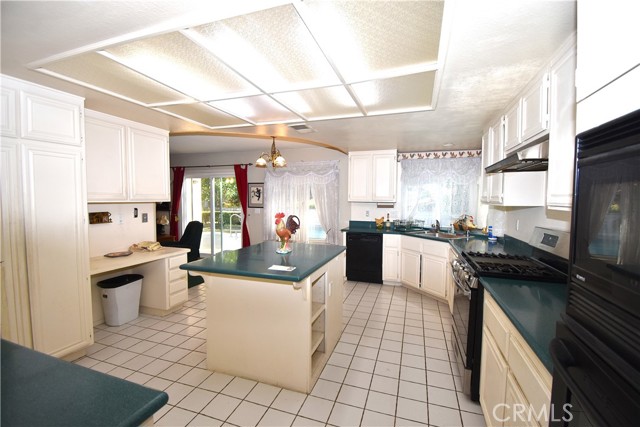 29058 Rosewood Lane, Highland CA: https://media.crmls.org/medias/f309ec9b-ad64-415f-b381-abd3dcf3f670.jpg