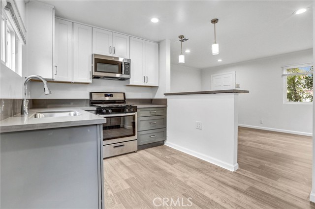 Detail Gallery Image 8 of 22 For 5657 Donna Ave, Tarzana,  CA 91356 - 2 Beds | 1 Baths