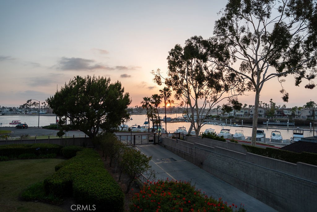 https://media.crmls.org/medias/f30d9784-ba39-4032-bc26-33990492ce56.jpg?preset=X-Large