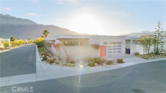 Detail Gallery Image 3 of 35 For 3345 Ambassador Dr, Palm Springs,  CA 92262 - 3 Beds | 2/1 Baths