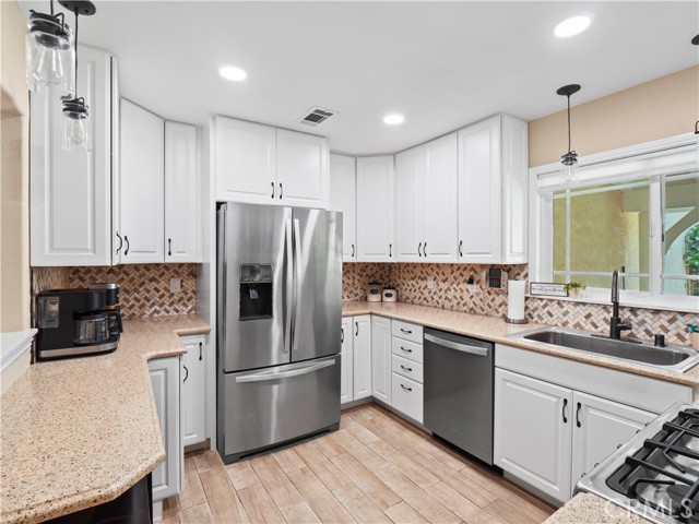 Detail Gallery Image 8 of 40 For 15242 Poppy Meadow St, Canyon Country,  CA 91387 - 3 Beds | 3 Baths