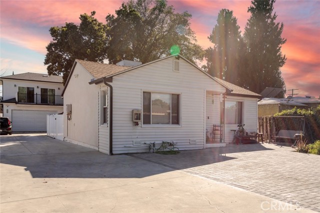 Detail Gallery Image 2 of 49 For 15944 Valerio St, Van Nuys,  CA 91406 - 7 Beds | 5 Baths