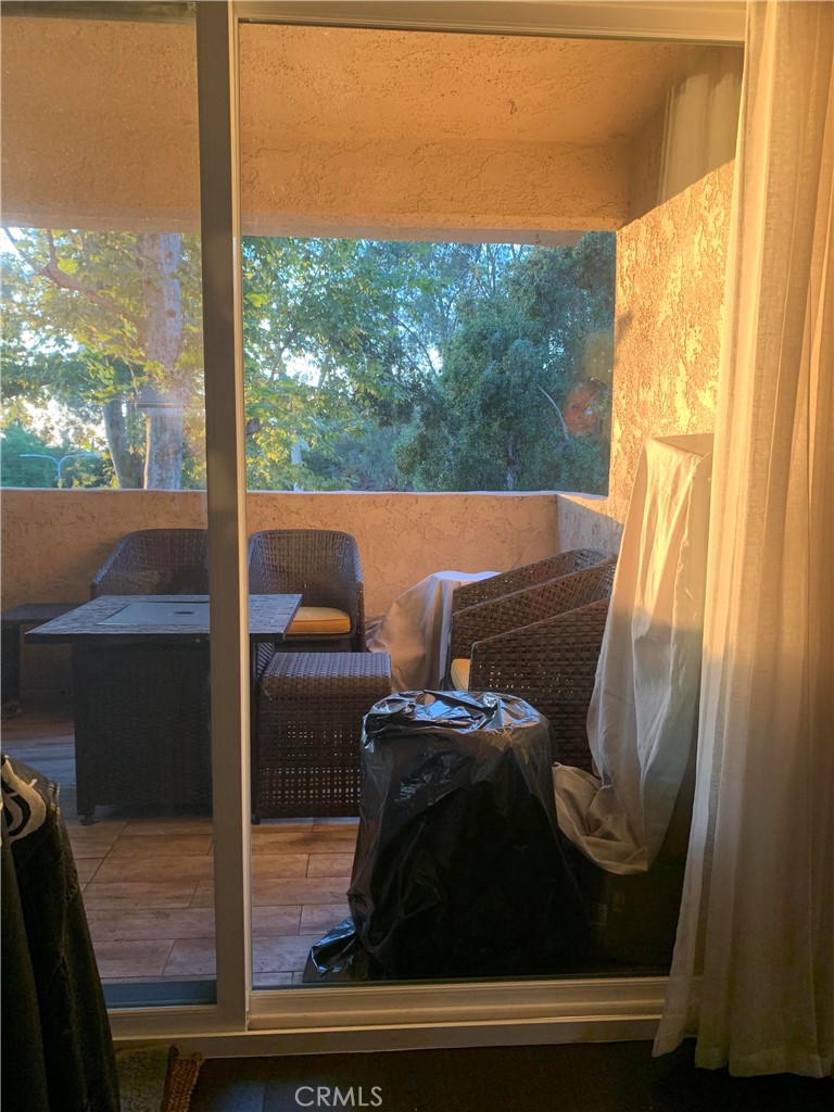 https://media.crmls.org/medias/f318222f-0633-4618-879b-df3520fbd524.jpg?preset=X-Large