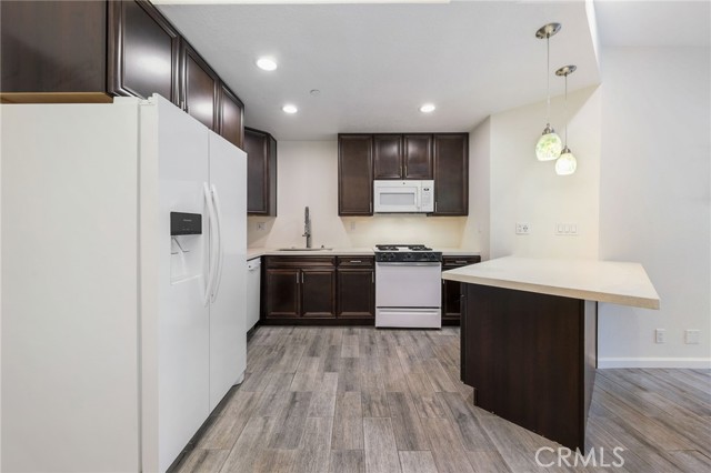 606 Lake Street, Huntington Beach CA: https://media.crmls.org/medias/f318e0fa-2afa-411a-b3e8-160883d60b2e.jpg