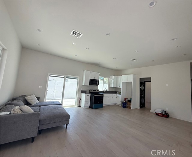 Detail Gallery Image 2 of 12 For 17646 Tribune St, Granada Hills,  CA 91344 - 2 Beds | 2 Baths