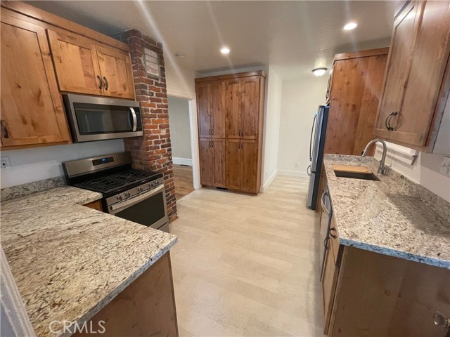 Detail Gallery Image 8 of 41 For 1318 Salem, Chico,  CA 95928 - 5 Beds | 3 Baths