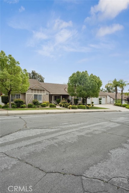 24805 Morning Mist Drive, Moreno Valley CA: https://media.crmls.org/medias/f31b1d0a-89e9-458a-bfbf-39419ddb352e.jpg
