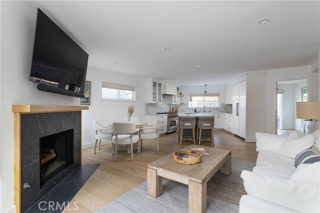 Detail Gallery Image 4 of 23 For 1520 Abalone, Newport Beach,  CA 92662 - 4 Beds | 3/2 Baths