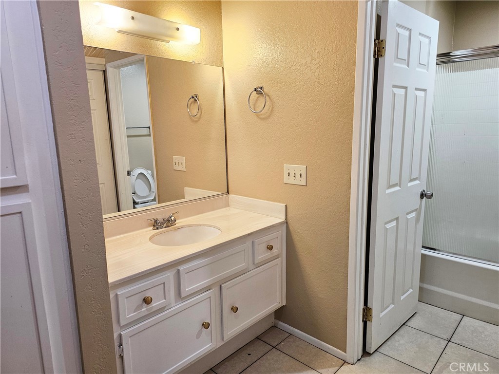 https://media.crmls.org/medias/f31d9c32-4678-44a3-ba2e-91e904c3248a.jpg?preset=X-Large