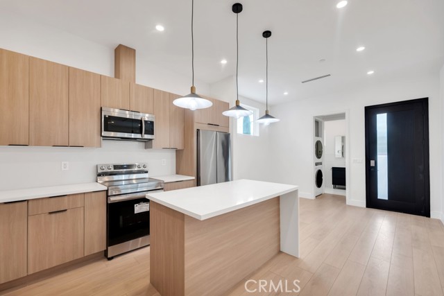 Detail Gallery Image 7 of 22 For 16514 San Fernando Mission Blvd, Granada Hills,  CA 91344 - 3 Beds | 2/1 Baths