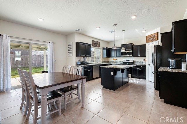 Detail Gallery Image 3 of 27 For 6883 E Robinson, Fresno,  CA 93727 - 4 Beds | 3 Baths