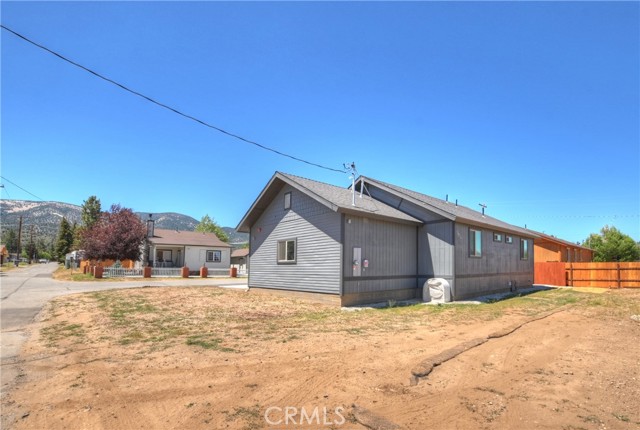 2217 Juniper Lane, Big Bear City CA: https://media.crmls.org/medias/f324ef14-aa08-4f77-b139-a43932c65434.jpg