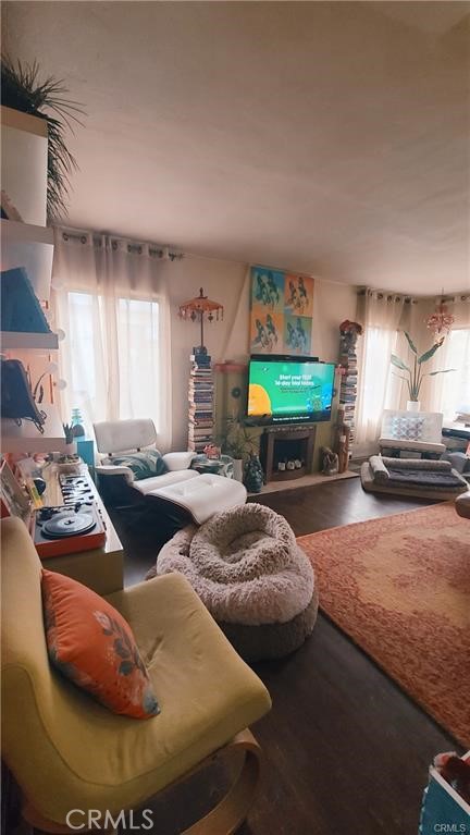 https://media.crmls.org/medias/f3253c27-bfc9-4e6d-b9a6-1006c5712879.jpg?preset=X-Large