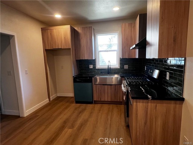 Detail Gallery Image 4 of 7 For 2046 Walnut Ave, La Verne,  CA 91750 - 2 Beds | 2 Baths