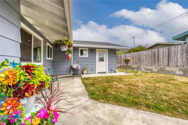 494 S Whipple Street, Fort Bragg CA: https://media.crmls.org/medias/f327e005-2534-4dfe-8194-d6990dbdc52c.jpg