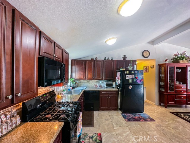 Detail Gallery Image 7 of 43 For 2117 Windflower Dr #108,  Rosamond,  CA 93560 - 5 Beds | 2 Baths