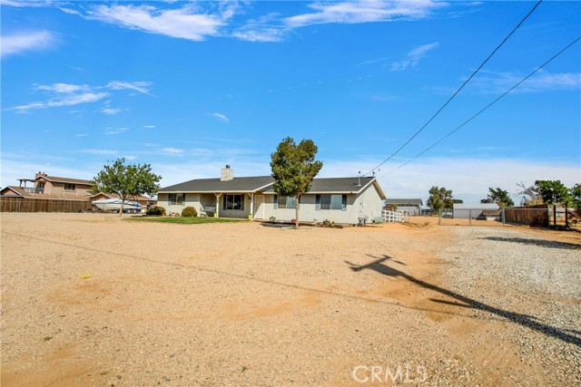 Detail Gallery Image 4 of 55 For 10661 Blackfoot Rd, Apple Valley,  CA 92308 - 3 Beds | 2 Baths