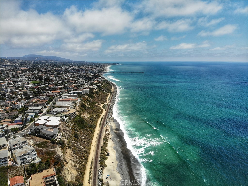 https://media.crmls.org/medias/f32c4825-ac0f-4a05-96ec-ffa3fe17541e.jpg?preset=X-Large