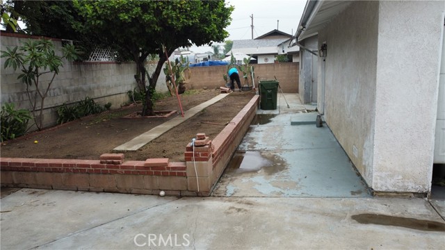 13966 Fox Street, San Fernando CA: https://media.crmls.org/medias/f32d5fc2-ca16-40c4-af84-15609bba52d6.jpg