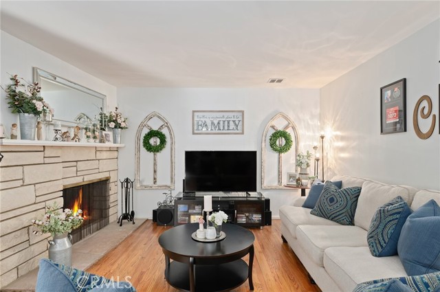 Detail Gallery Image 11 of 27 For 11917 Paso Robles, Granada Hills,  CA 91344 - 3 Beds | 2 Baths