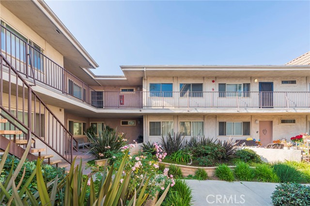 8710 Belford Avenue, Los Angeles CA: https://media.crmls.org/medias/f32e87c9-4364-4f18-9d00-1a116daa4e23.jpg