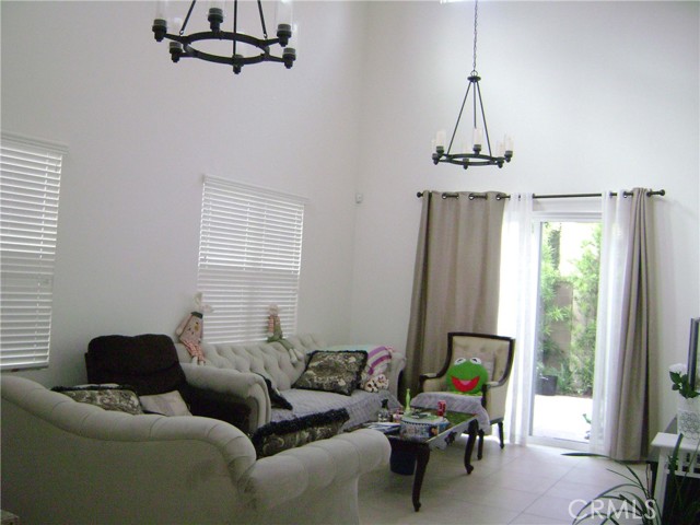 Detail Gallery Image 2 of 10 For 117 Strawberry, Irvine,  CA 92620 - 3 Beds | 3/1 Baths
