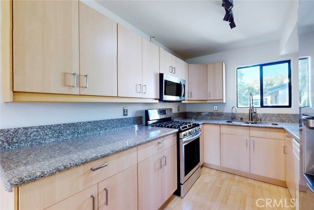 Detail Gallery Image 18 of 38 For 10504 Sunland Blvd Bld #5,  Sunland,  CA 91040 - 2 Beds | 2 Baths