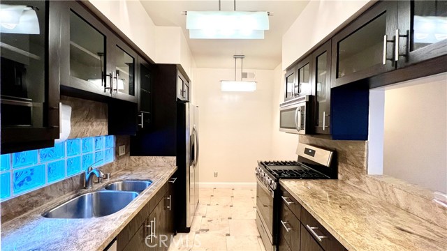 Detail Gallery Image 8 of 14 For 10535 Ashton, Los Angeles,  CA 90024 - 2 Beds | 3 Baths