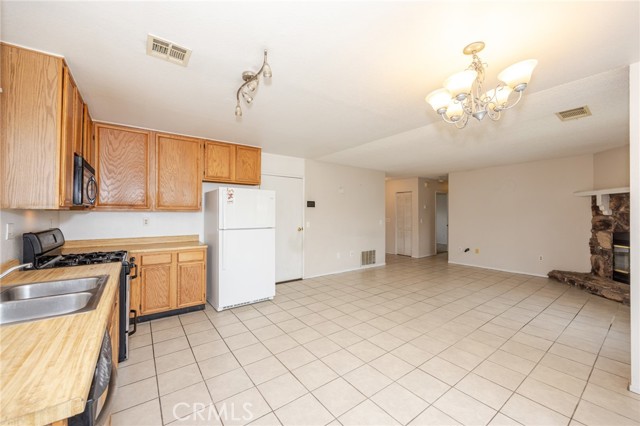 Detail Gallery Image 12 of 28 For 10415 Buckboard Cir, Adelanto,  CA 92301 - 3 Beds | 2 Baths