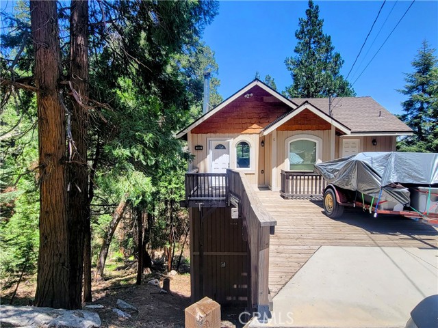 Detail Gallery Image 1 of 19 For 1053 Lausanne Dr, Crestline,  CA 92325 - 3 Beds | 2/1 Baths